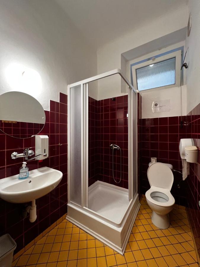 Clown And Bard Hostel Прага Екстер'єр фото